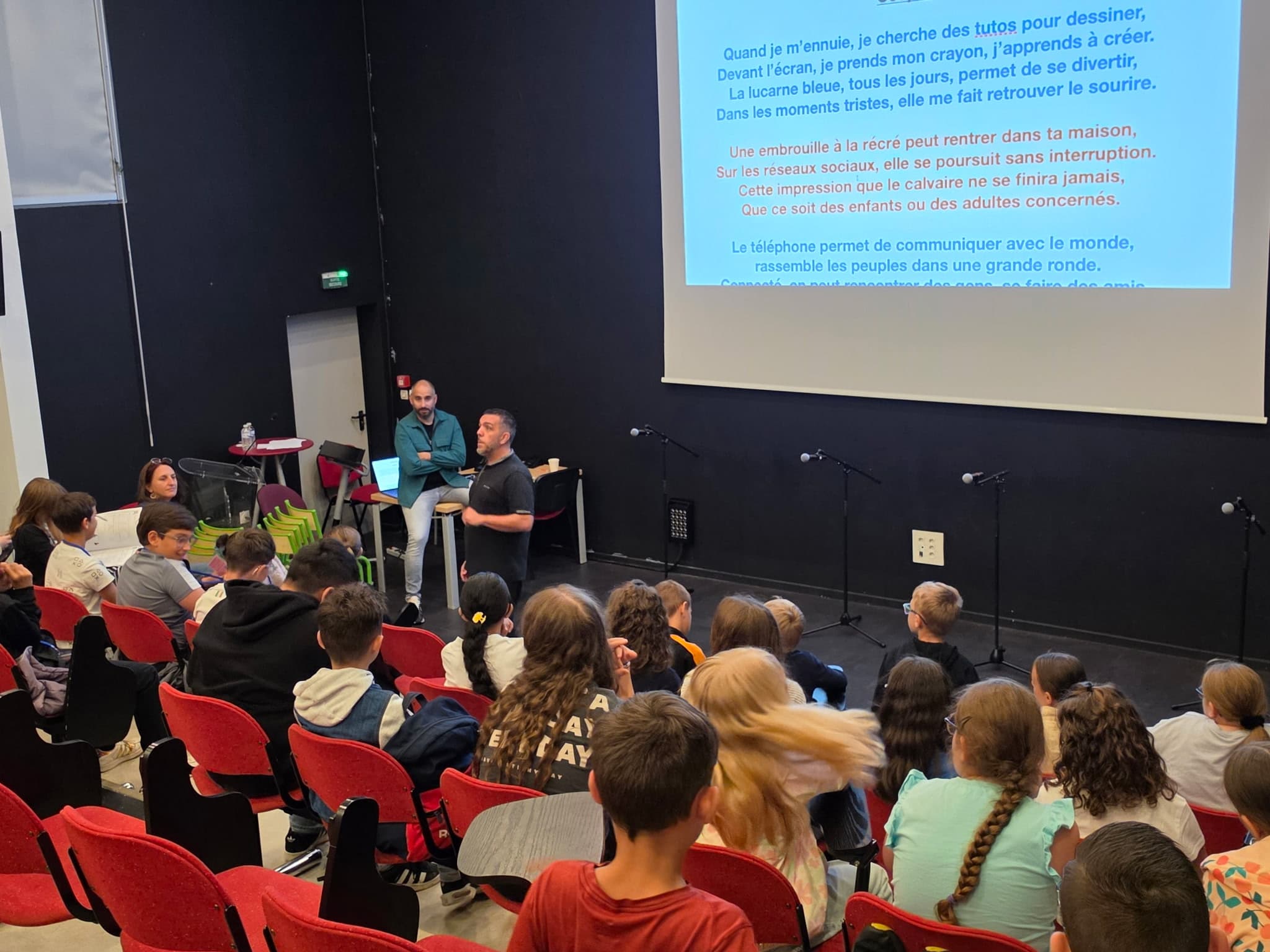 Groupe d'élèves en activité